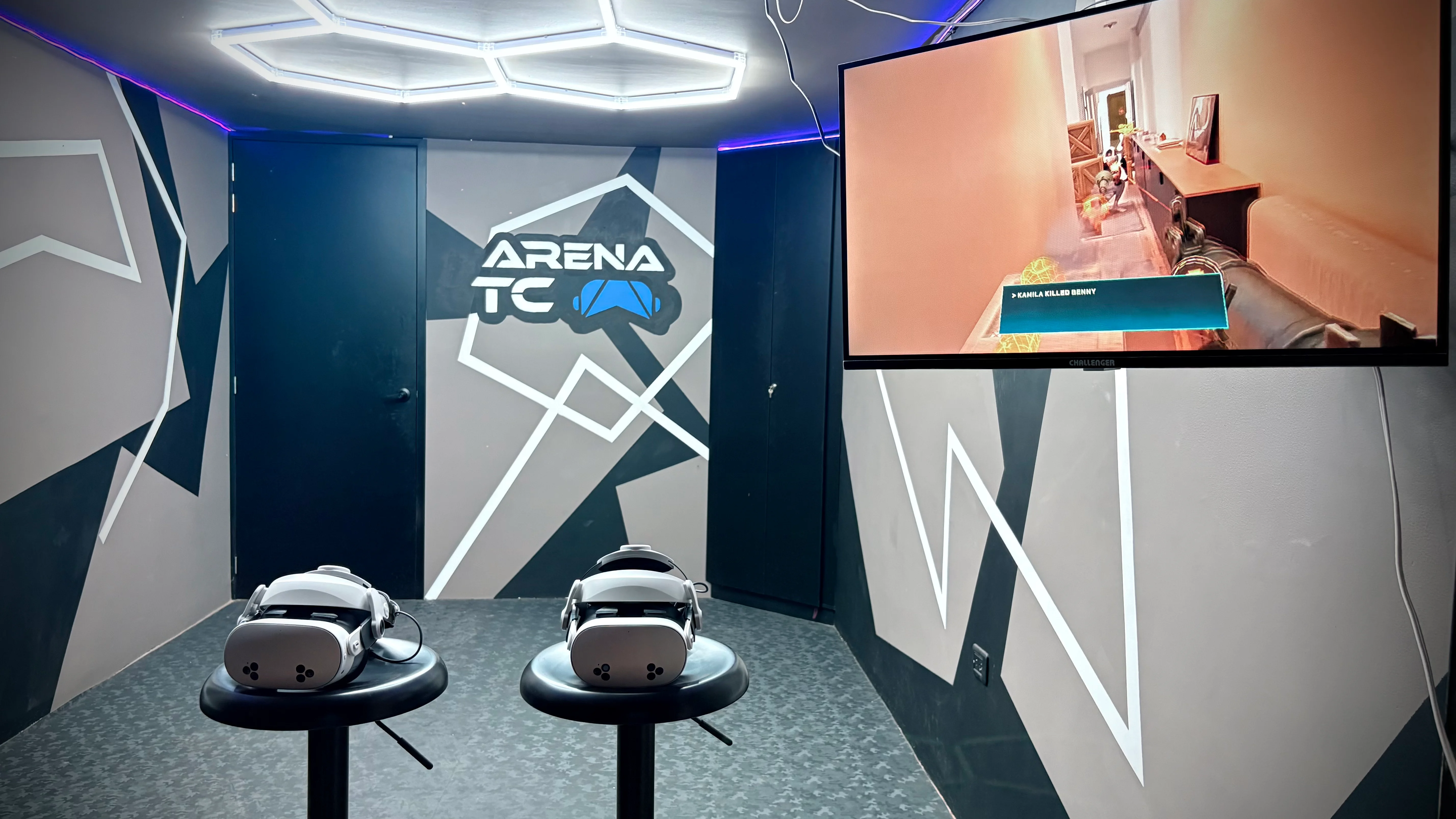 Persona disfrutando de experiencia VR con Meta Quest 3 en Arena TC con iluminación gaming morada y cyan